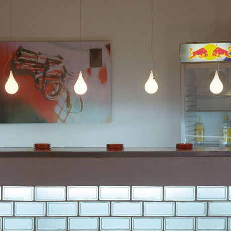 Lampada a sospensione Drop-2XS LED Liquid-Light Bianca come elegante lampada a sospensione sopra un bar.