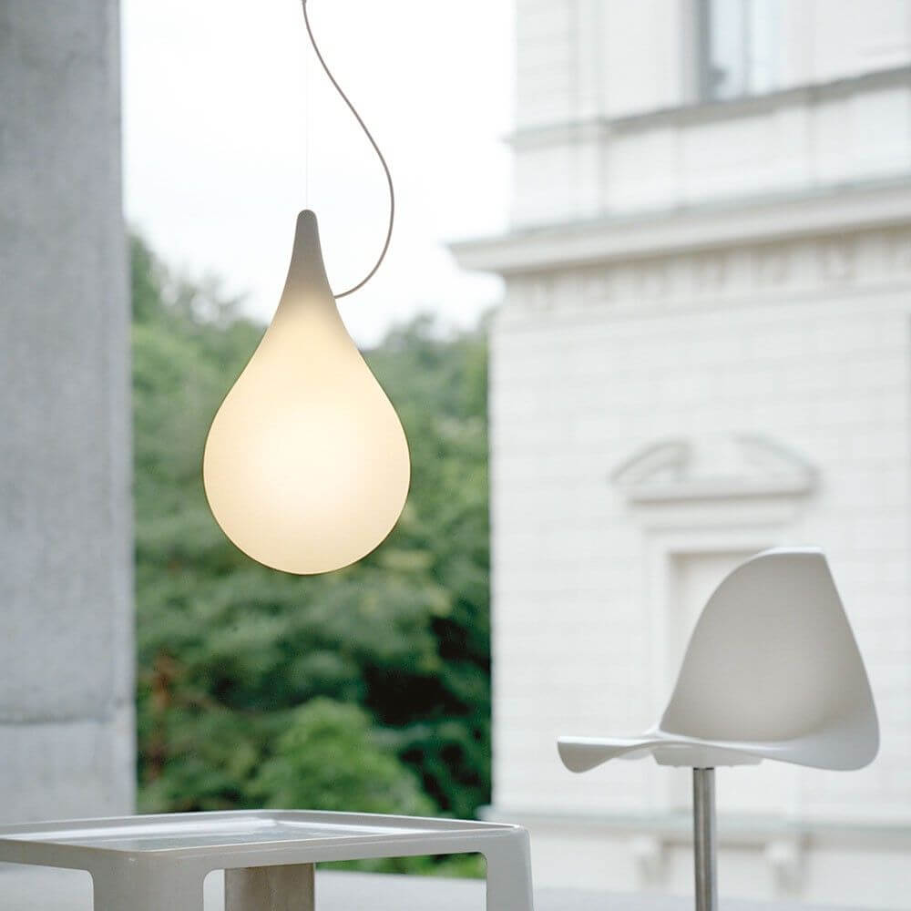 Drop-2XS LED Hängelampe Liquid-Light Weiß über einem modernen Stuhl in einem eleganten Raum.