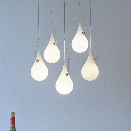 Sospensione a 5 luci Drop-2XS LED Liquid-Light bianca con corpi luminosi a forma di goccia in un design elegante.