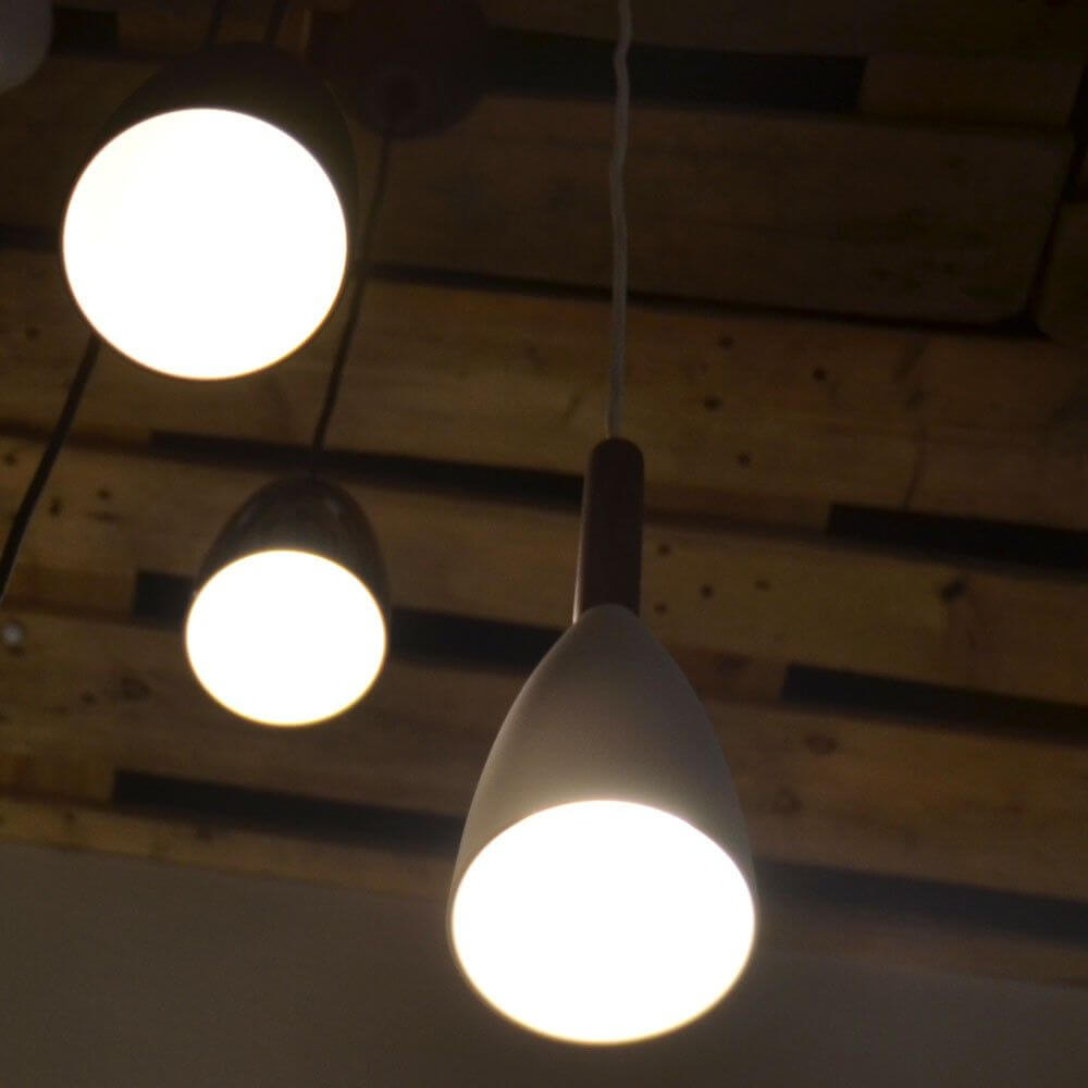 Pendelleuchte Pure Schwarz, Walnuss in moderner Einrichtung mit stilvollen Lichtquellen.