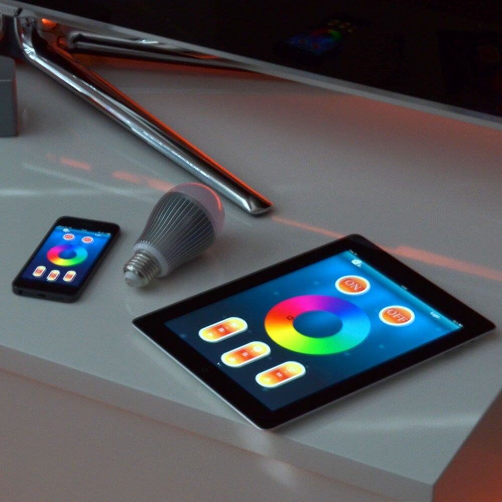 iLight Funk-Controller für LED-Strips RGBW mit Tablet und Smartphone zur Farbsteuerung.