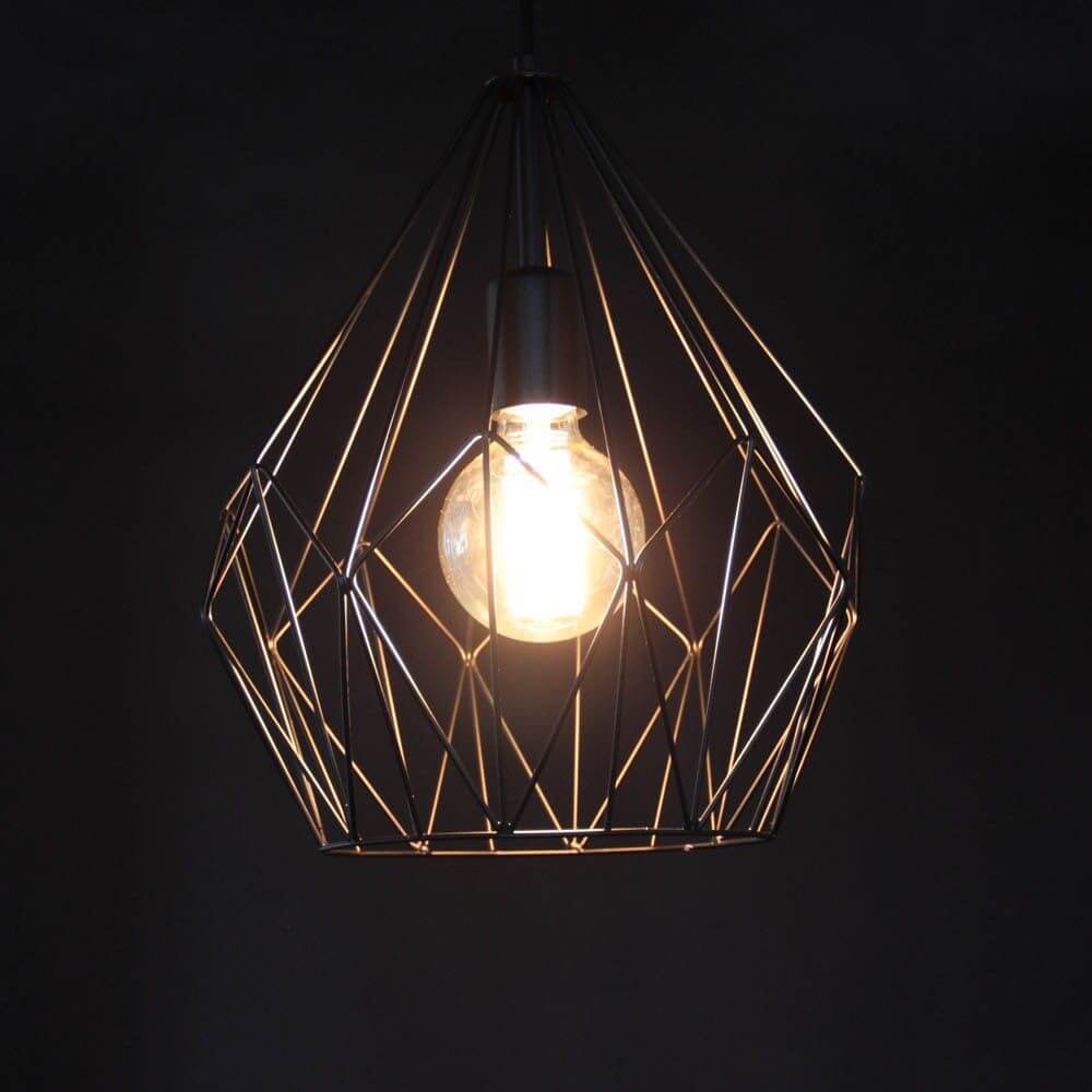 Vintage Hängeleuchte Ø 31cm in Schwarz mit geometrischem Drahtdesign und warmem Lichtschein.