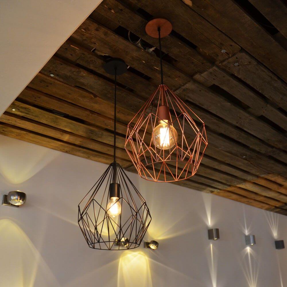 Vintage Hängeleuchte schwarz und kupfer im modernen Design, dekoriert mit einer rustikalen Holzdecke.