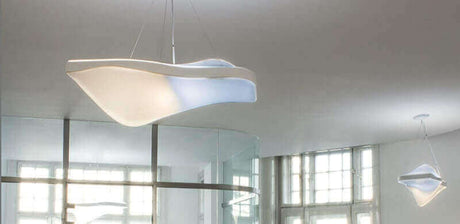 Moderne Tageslichtleuchten hängen in einem eleganten Raum, sorgen für Helligkeit und heben die Stimmung.