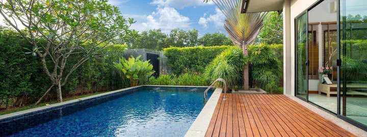 Den Pool in Szene setzen mit einem Blick auf den Pool und den schönen Garten rundherum.