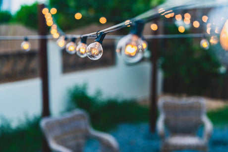 Stimmungsvolle Terrassenbeleuchtung mit Lichterketten in gemütlicher Atmosphäre.