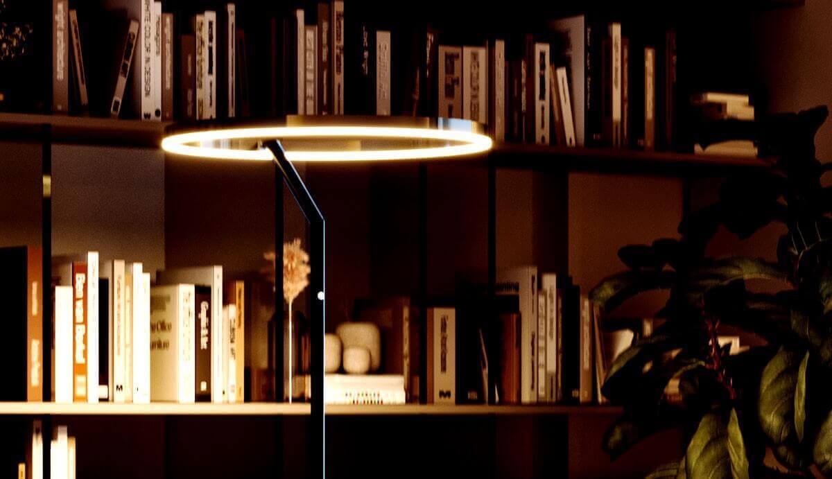 Die richtige Auswahl der Hotel Stehlampe in einem stilvollen Raum mit Bücherregal im Hintergrund.