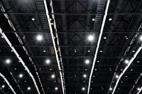 Beleuchtung eines großen Hallendachs mit LED-Lichtern für maximale Effizienz und Sicherheit.