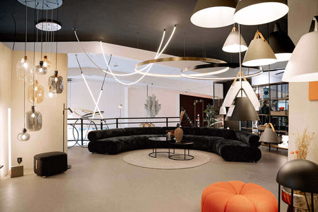 Moderne Showroombeleuchtung mit stilvollen Lampen und gemütlichem Sofa für inspirierende Einrichtungsideen.