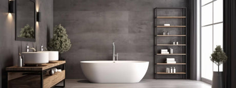 Elegantes Badezimmer mit freistehender Badewanne, Holzregal und modernen Spiegeln, ideal für die richtige Badewannenbeleuchtung.