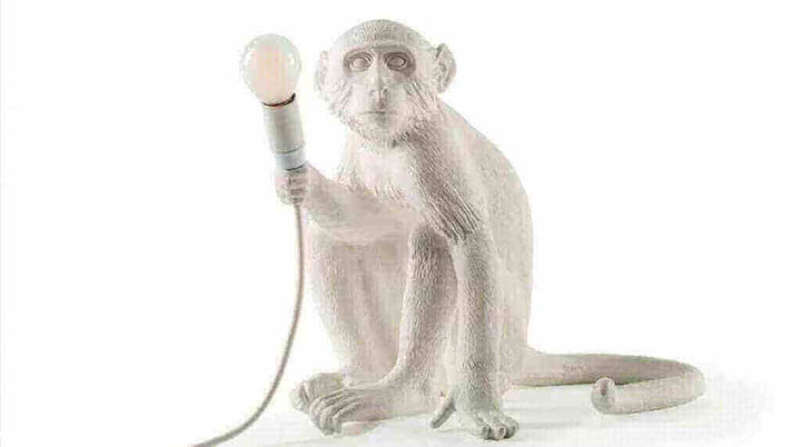 Affenlampe - für klein und groß, design lamp with a monkey holding a light bulb.