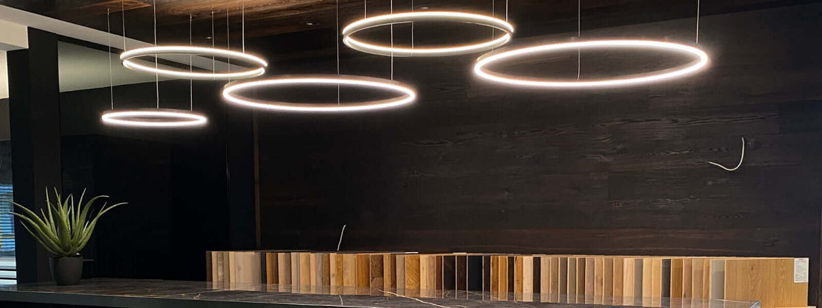 Moderne flache Pendelleuchte für niedrige Decken in einem stilvollen Innenraum.