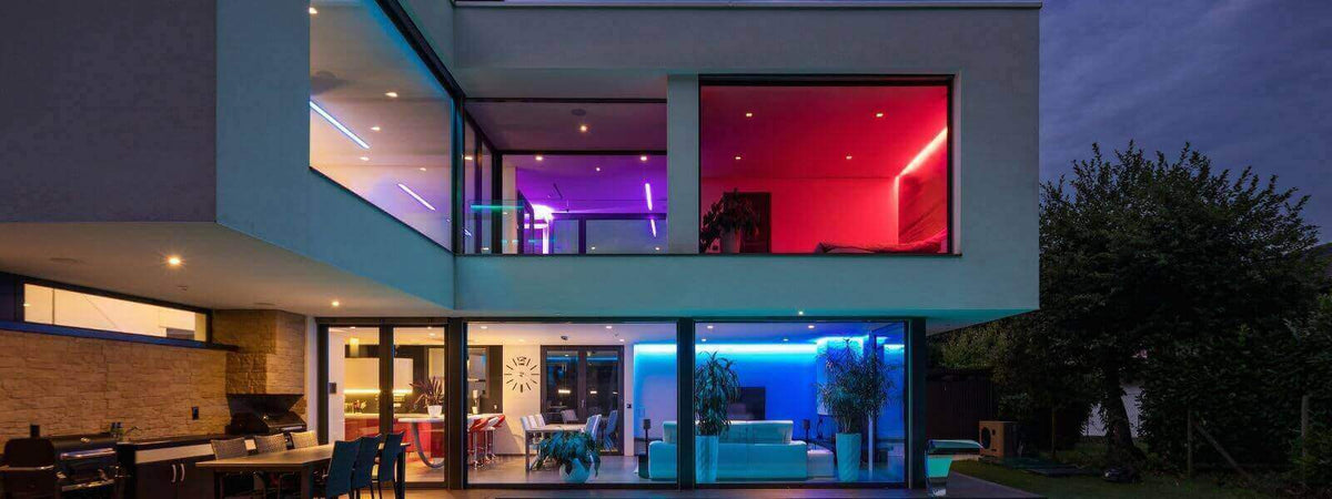 Verschiedene Lichtfarben und deren psychologische Wirkung in einem modernen Haus mit bunten Beleuchtungen.