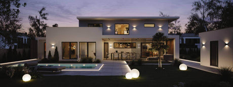 Moderne Außenbeleuchtung eines Hauses bei Nacht mit Pool und stilvollen Lichtakzenten im Garten.