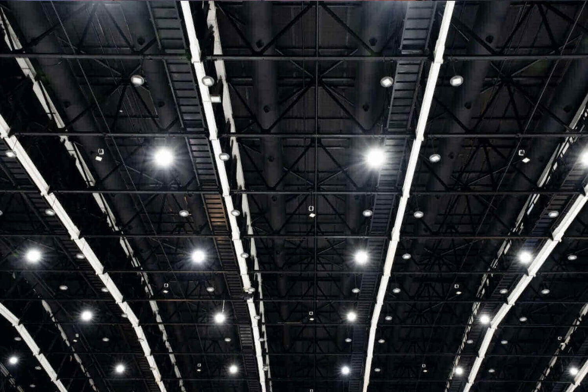 LED-Hallenbeleuchtung: Maximale Sicherheit und Effizienz in einer modernen Halle beleuchtet von LED-Lichtern.