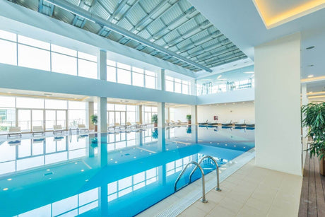 Wie wird ein Indoor Pool optimal beleuchtet?