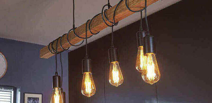 Das Strahlen der Natur - Natürliche Materialien wie Holz mit schwebenden Lampen in einem modernen Raum.