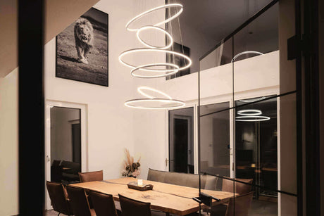 Modern Esszimmer mit eleganter Pendelleuchte und Holz-Esstisch, stilvolles Ambiente und zeitgemäße Einrichtung.