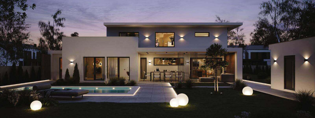 Welche Trends 2024 gibt es im Bereich Außenbeleuchtung Haus? Moderne Außenbeleuchtung an einem stilvollen Wohnhaus.