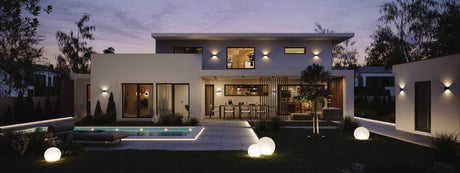 Moderne Außenbeleuchtung eines Hauses mit Pool im Abendlicht, beleuchtet von stilvollen Lichtquellen.