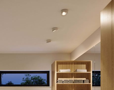 Deckenspotlights in modernem Raum mit Holzregal und Fenster, ideal für Flur Beleuchtung.