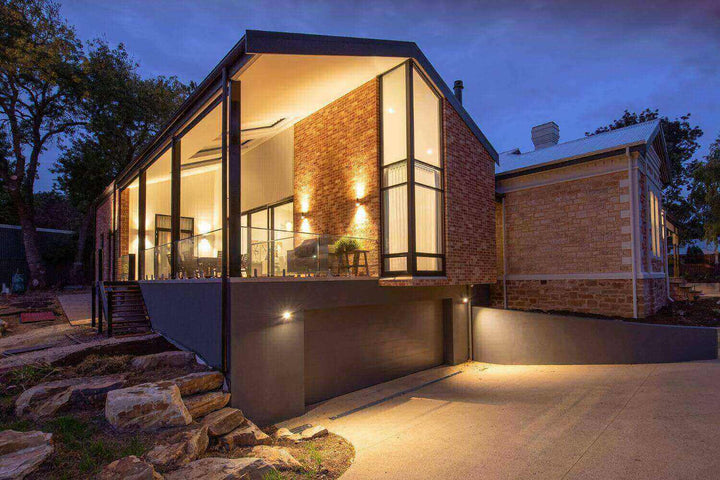 Perfekte Hausbeleuchtung - Lampen & Leuchten für Dein Zuhause: modernes Haus mit stilvoller Außenbeleuchtung bei Nacht.