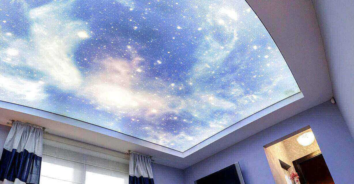 Moderne Lichtdecken Spanndecken mit einem beeindruckenden Sternenhimmel-Design im Wohnraum.