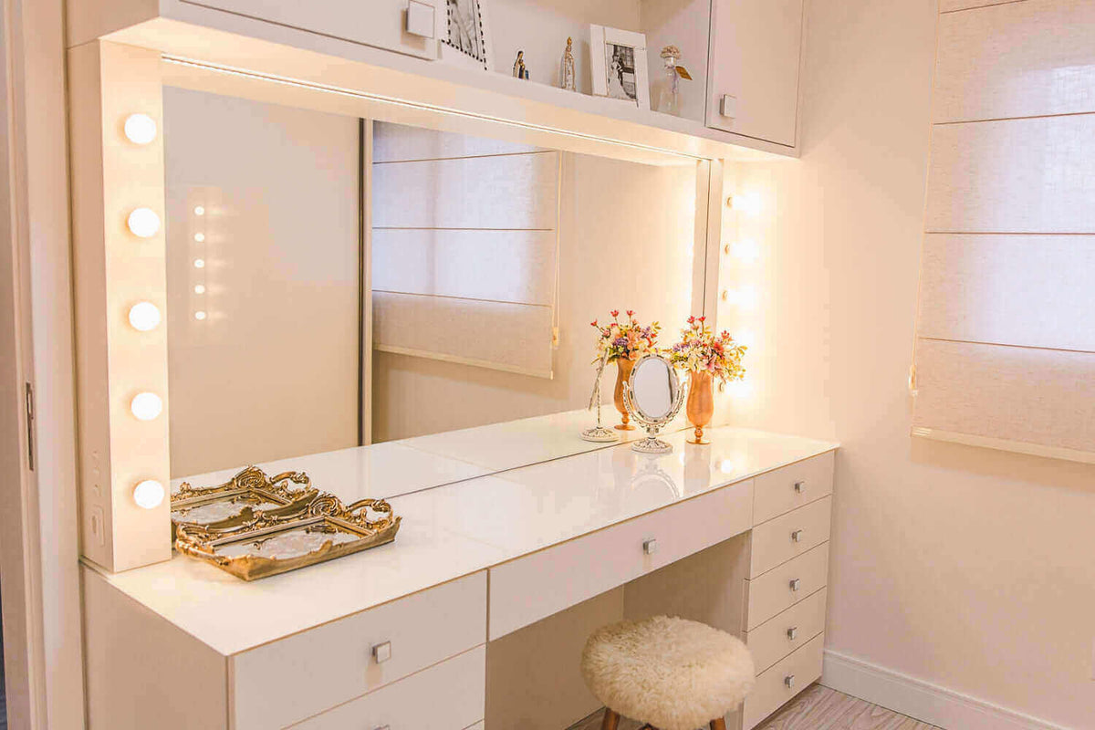 Wie beleuchte ich meinen Schminktisch? Perfekte Beleuchtung für Schminktische mit Spiegel und stilvollen Accessoires.