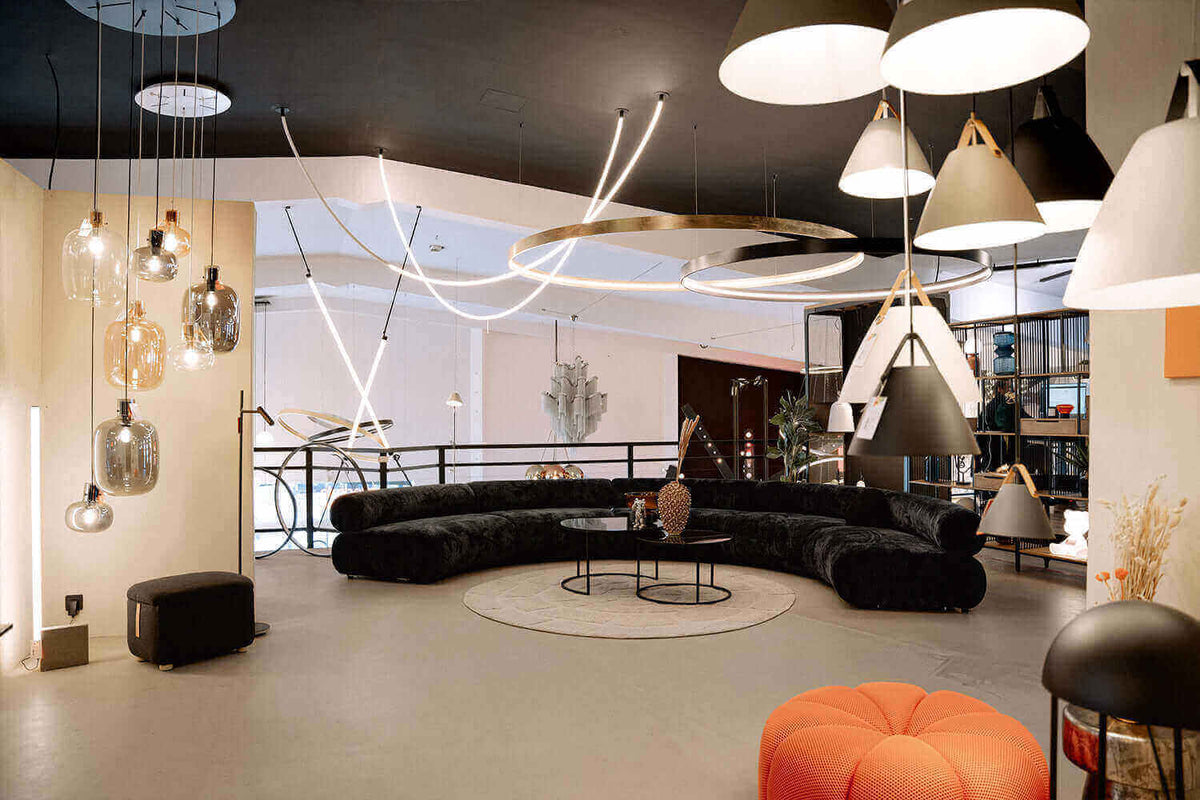 Unsere Tipps für die richtige Showroombeleuchtung: stilvolles Design mit einladender Beleuchtung im Showroom.