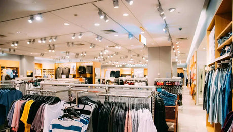 Beleuchtung in einer Mode-Boutique mit Kleidungshängern und ordentlich angeordneten Waren.