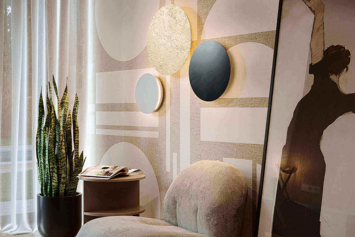 Leuchtentrends - Angesagte Lampen & Leuchten in modernem Wohnraum mit Pflanzen und Kunst.