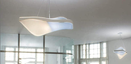 Moderne Tageslichtleuchten in einem eleganten Raum, die für eine helle und angenehme Atmosphäre sorgen.
