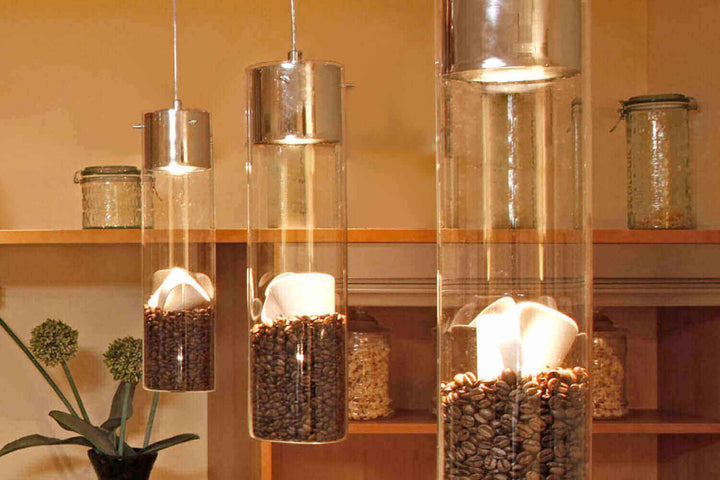 s.luce Mylight – Deko-Ideen für den Herbst mit modernen, hängenden Lichtinstallationen aus Glas und Kaffeebohnen