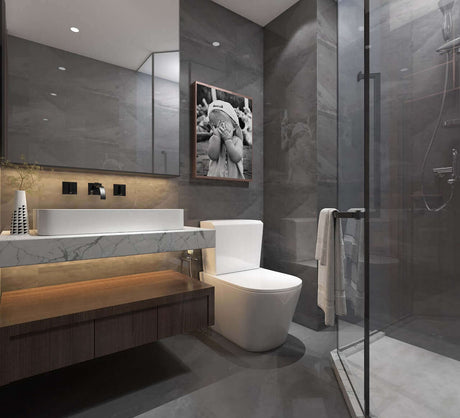 Modernes Gäste-WC mit eleganter Beleuchtung, stylischem Waschtisch und bodengleicher Dusche.