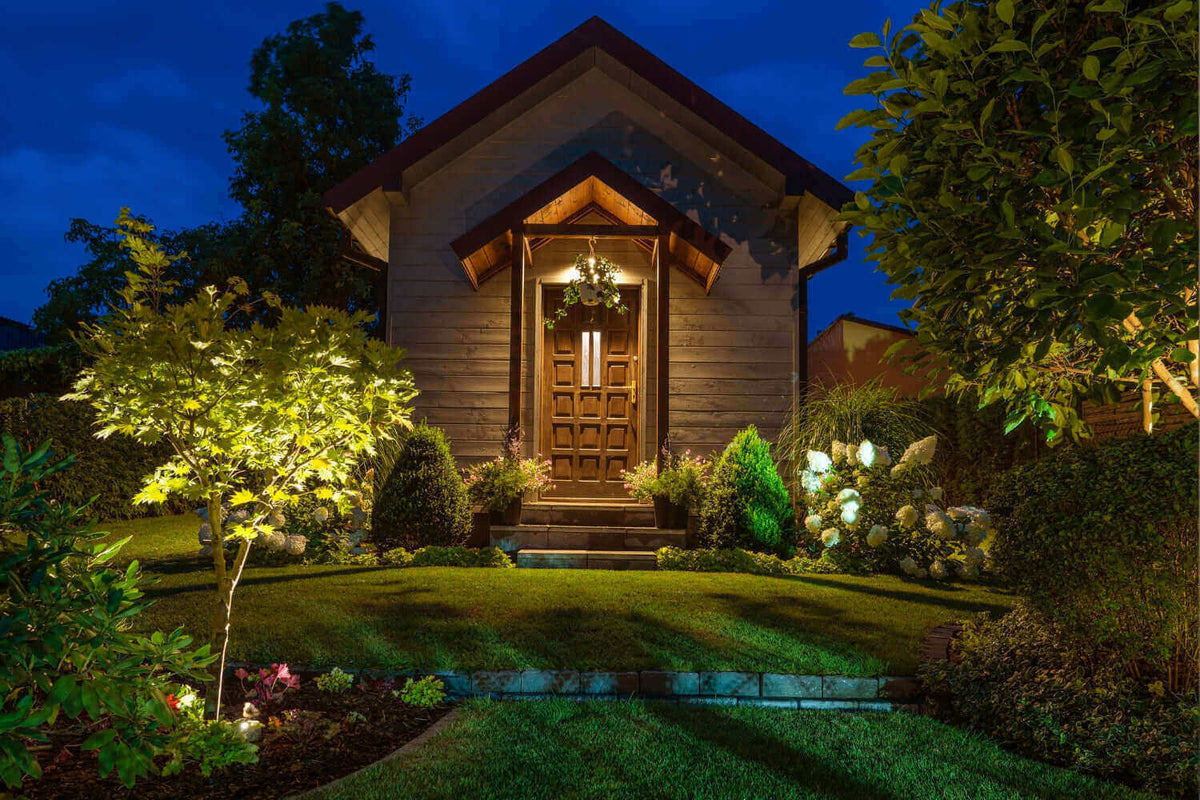 Gartenhaus Beleuchtung in Szene setzen mit wunderschönem Licht im Garten bei Nacht.