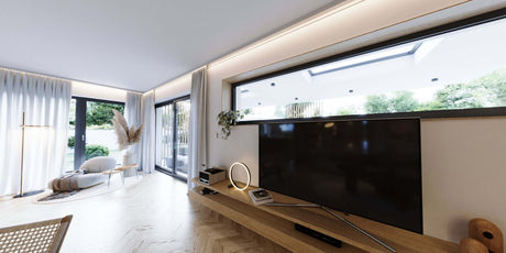 Moderne Wohnzimmer mit Fernseher, Lichtern und großen Fenstern, ideal für Mietwohnungen ohne Bohren.