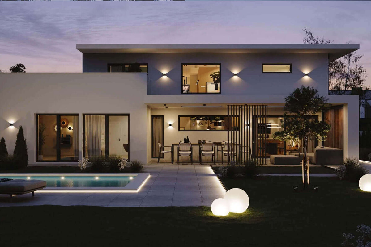 Fassadenbeleuchtung - So setzt Du Dein Gebäude in Szene: moderne Architektur mit stilvoller Außenbeleuchtung bei Nacht.