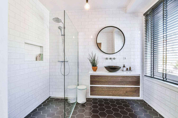 Badezimmer mit natürlichem Licht beleuchtet