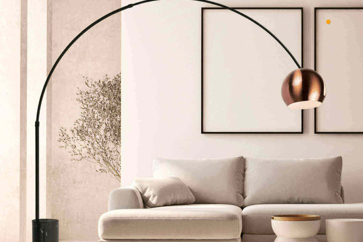 s.luce Ball Bogenleuchte im Wohnzimmer