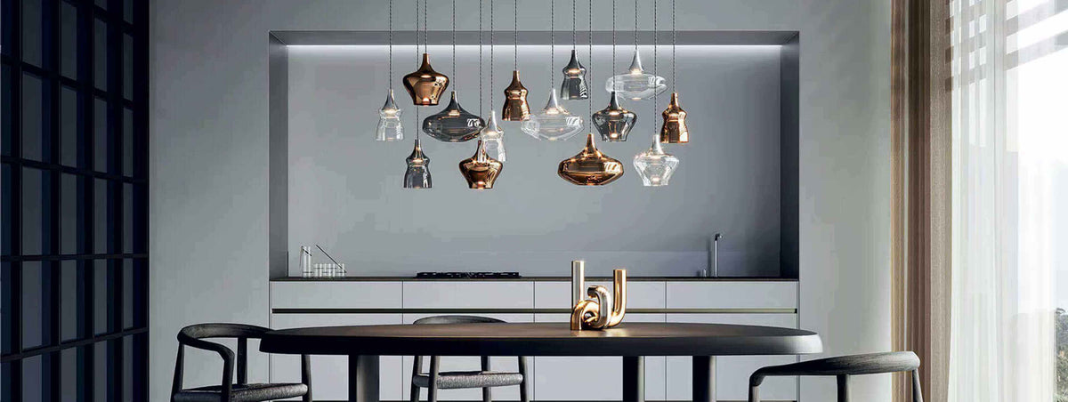 Wie groß darf eine Lampe über dem Esstisch sein? - Elegante Hängelampen über einem modernen Esstisch.