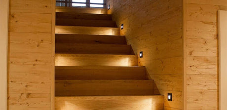 Holztreppe mit warmem Licht für eine einladende Atmosphäre im Zuhause.