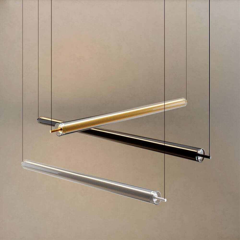 Moderne Hängeleuchte für Arbeitsplatzbeleuchtung - das gilt es zu beachten, mit goldenen, schwarzen und transparenten Röhren.
