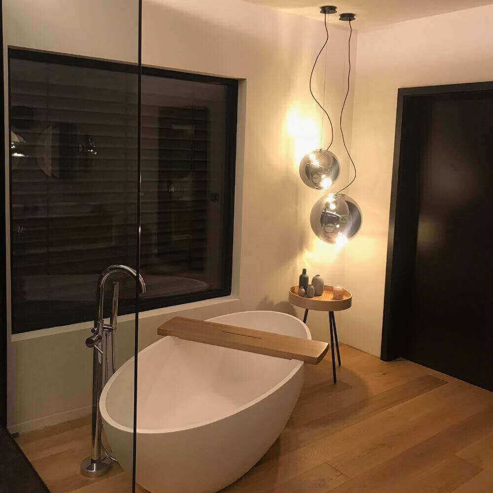 Moderne Badezimmerbeleuchtung mit eleganten Leuchten, passend zu: Welche Leuchten eignen sich für das Badezimmer?