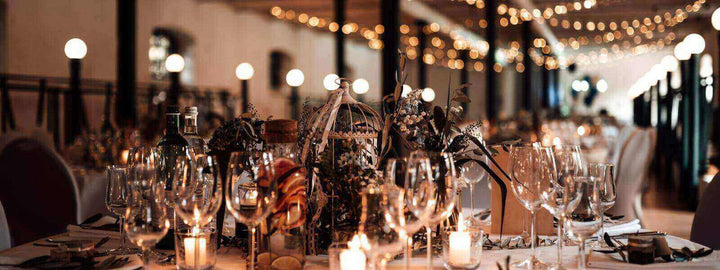 Hochzeitsbeleuchtung- kreiere Dein persönliches Highlight mit stilvoll dekoriertem Tisch und romantischer Beleuchtung.