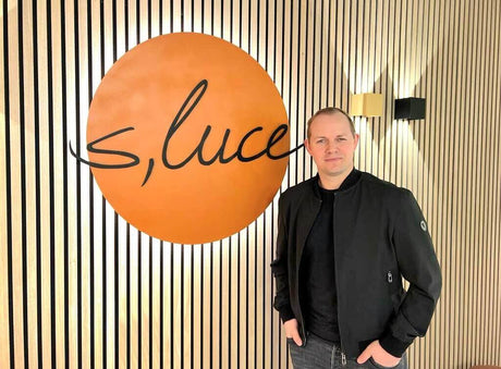 Guido Huber steht vor dem s,luce Logo in einem modernen Ambiente.