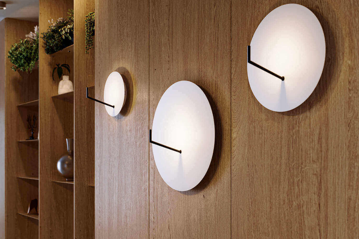 Individuelle Lampen & Leuchten mit s.luce – moderne Wandlampen an Holzpaneelen.