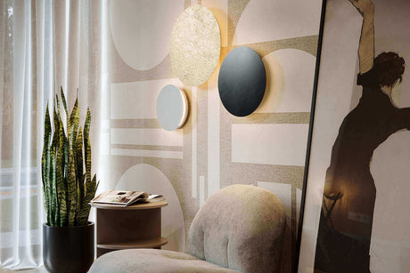 Moderne Leuchten und Pflanzen in einem stilvollen Wohnzimmer mit gemusterten Wänden.