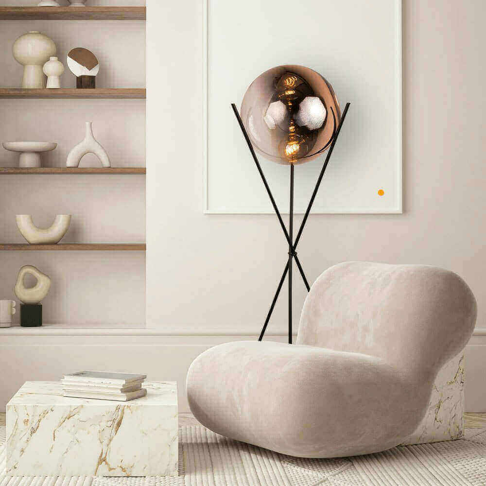 Moderne Wohnraumgestaltung mit einem beigen Sessel und einer stilvollen Lampe in einem Trend 2023 inspiriert von minimalistischen Designs.