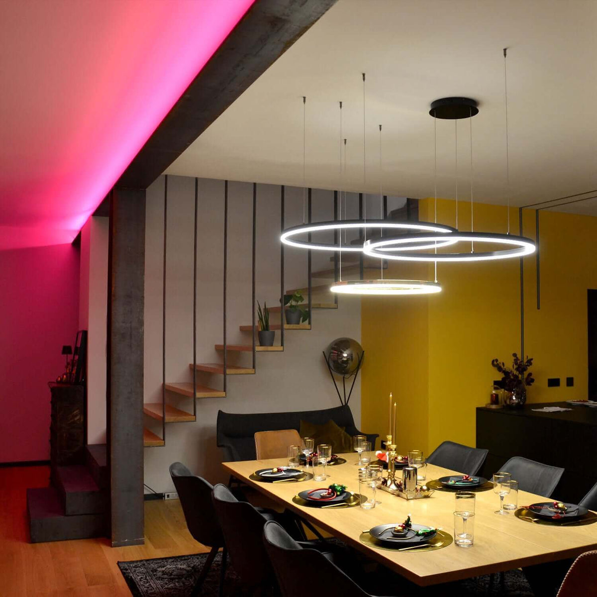 Moderne LED-Beleuchtung und Tischdekoration in einem Esszimmer, ideal für die Frage: Welche LED-Farbe ist gut für die Augen oder hilft sogar gegen Kopfschmerzen?