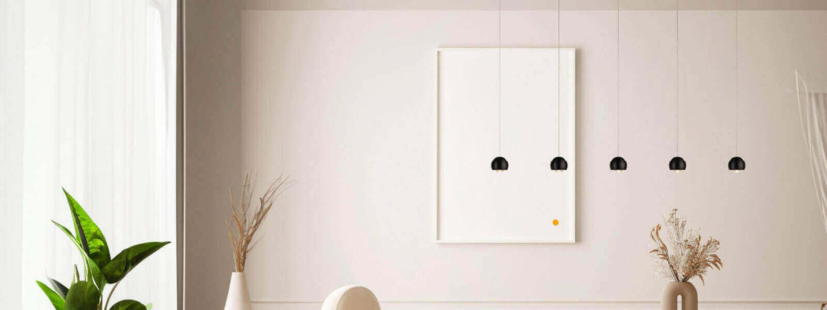 Moderne Raumgestaltung mit Hängeleuchten, ideal für die Diskussion über Leuchten Trends 2024.